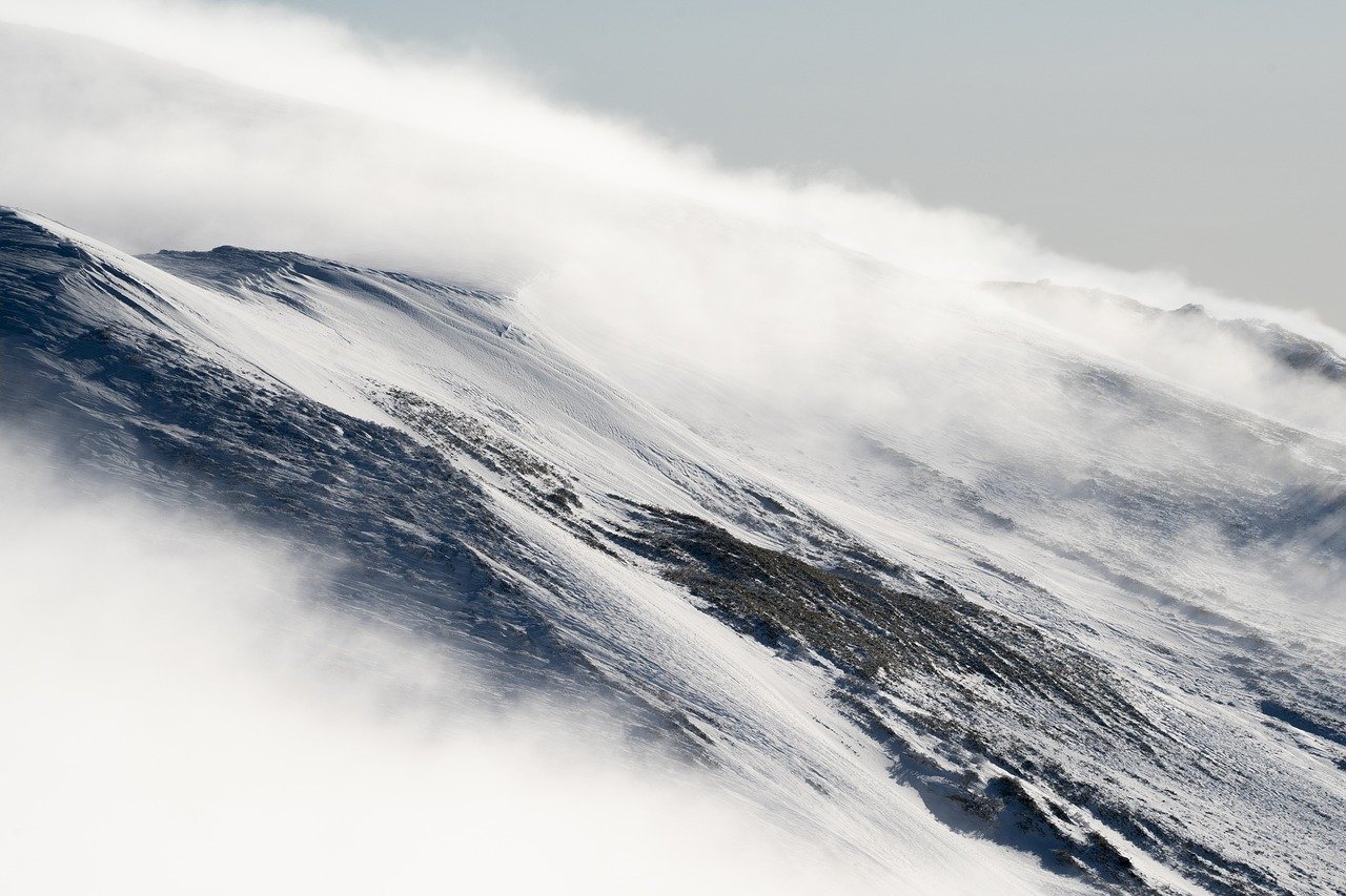 découvrez la beauté majestueuse des montagnes, leur faune, leur flore et les activités incontournables à pratiquer dans ces paysages à couper le souffle.