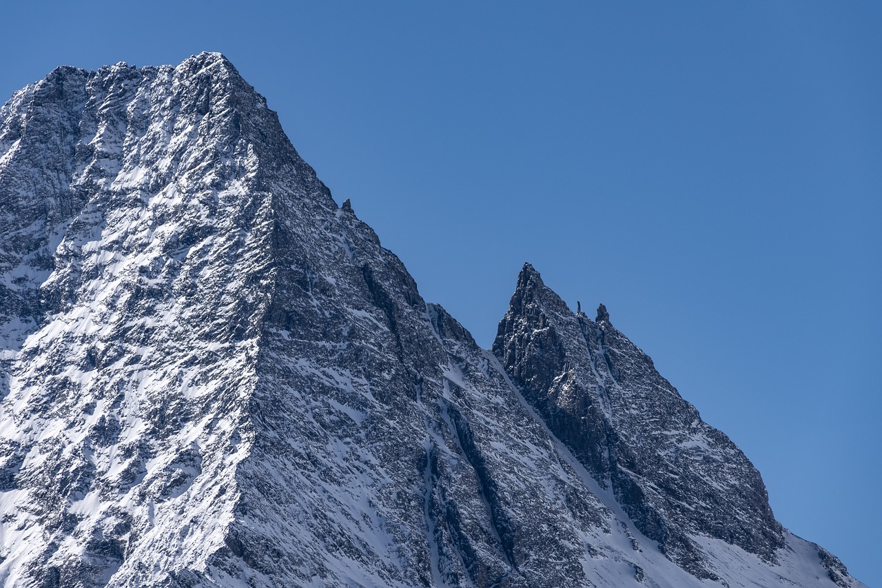 découvrez la beauté majestueuse des montagnes, des paysages spectaculaires, des sentiers de randonnée inspirants et une nature préservée idéale pour l’aventure et la détente.