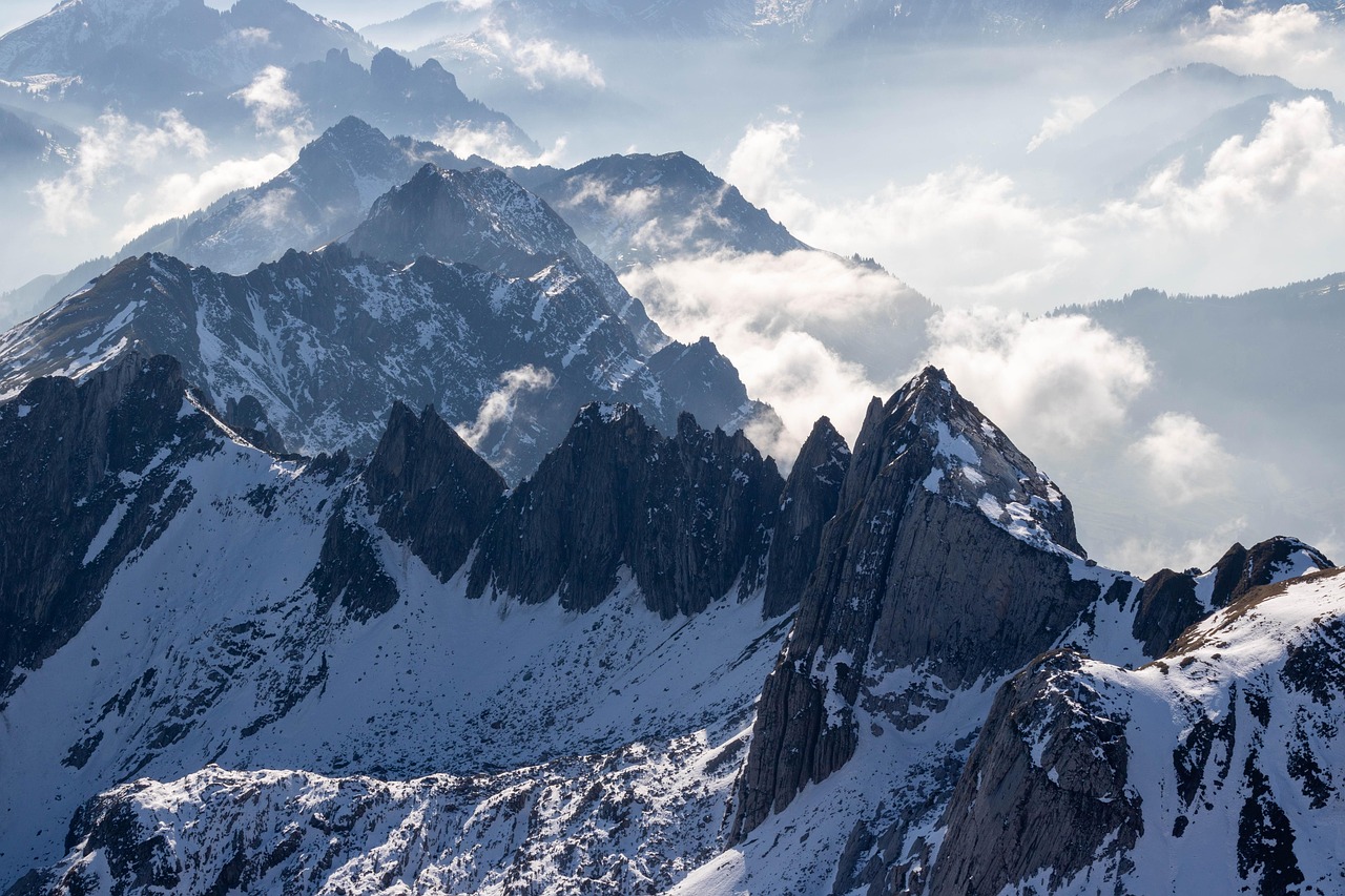 découvrez la beauté majestueuse des montagnes, des paysages à couper le souffle, des aventures en plein air et des conseils pour explorer les sommets du monde entier.