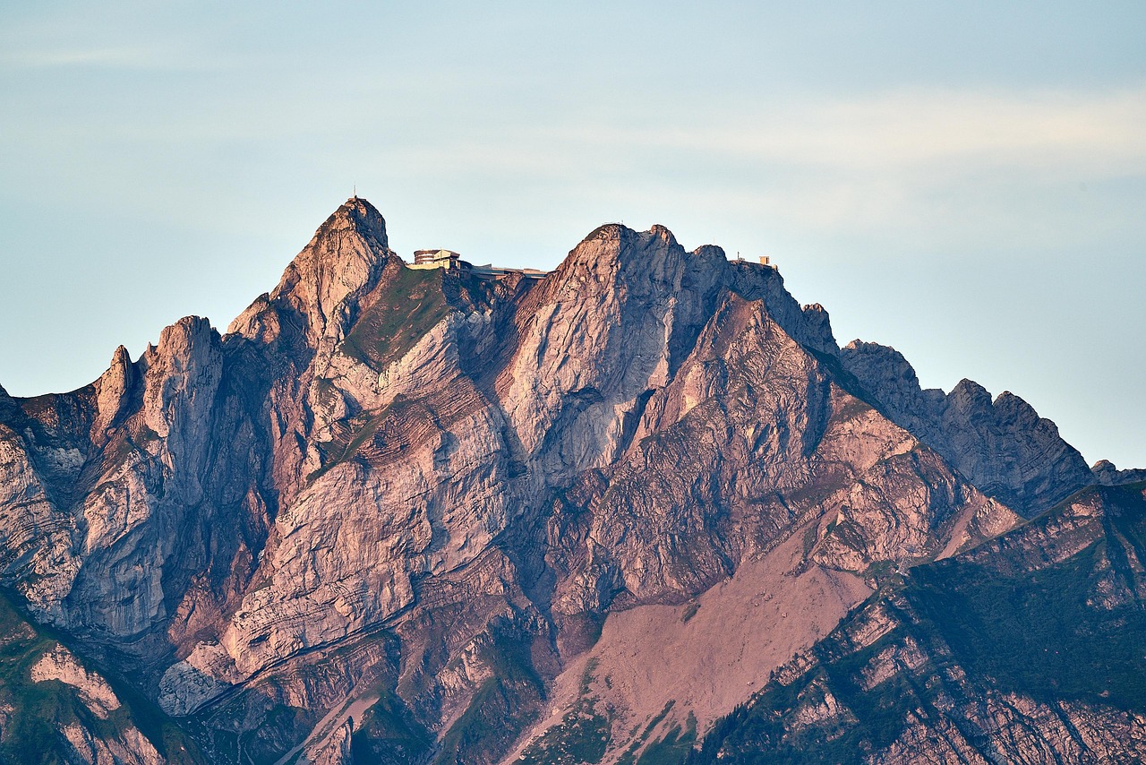 découvrez les montagnes célèbres du monde, leurs histoires fascinantes, leurs paysages à couper le souffle et les aventures qu'elles offrent aux voyageurs et passionnés de nature.