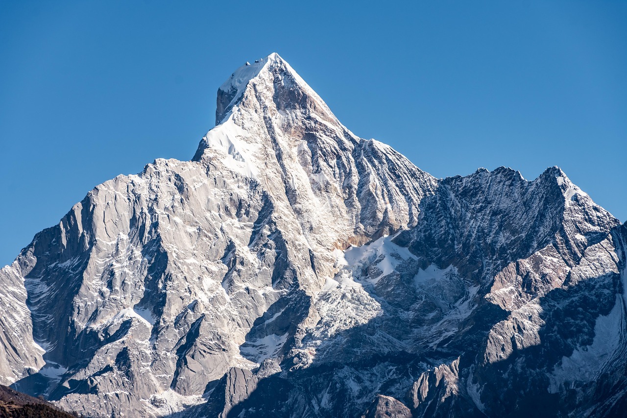 découvrez la majesté des montagnes, leurs paysages spectaculaires et les aventures en plein air qu'elles offrent. explorez des sommets, randonnée et nature sauvage.